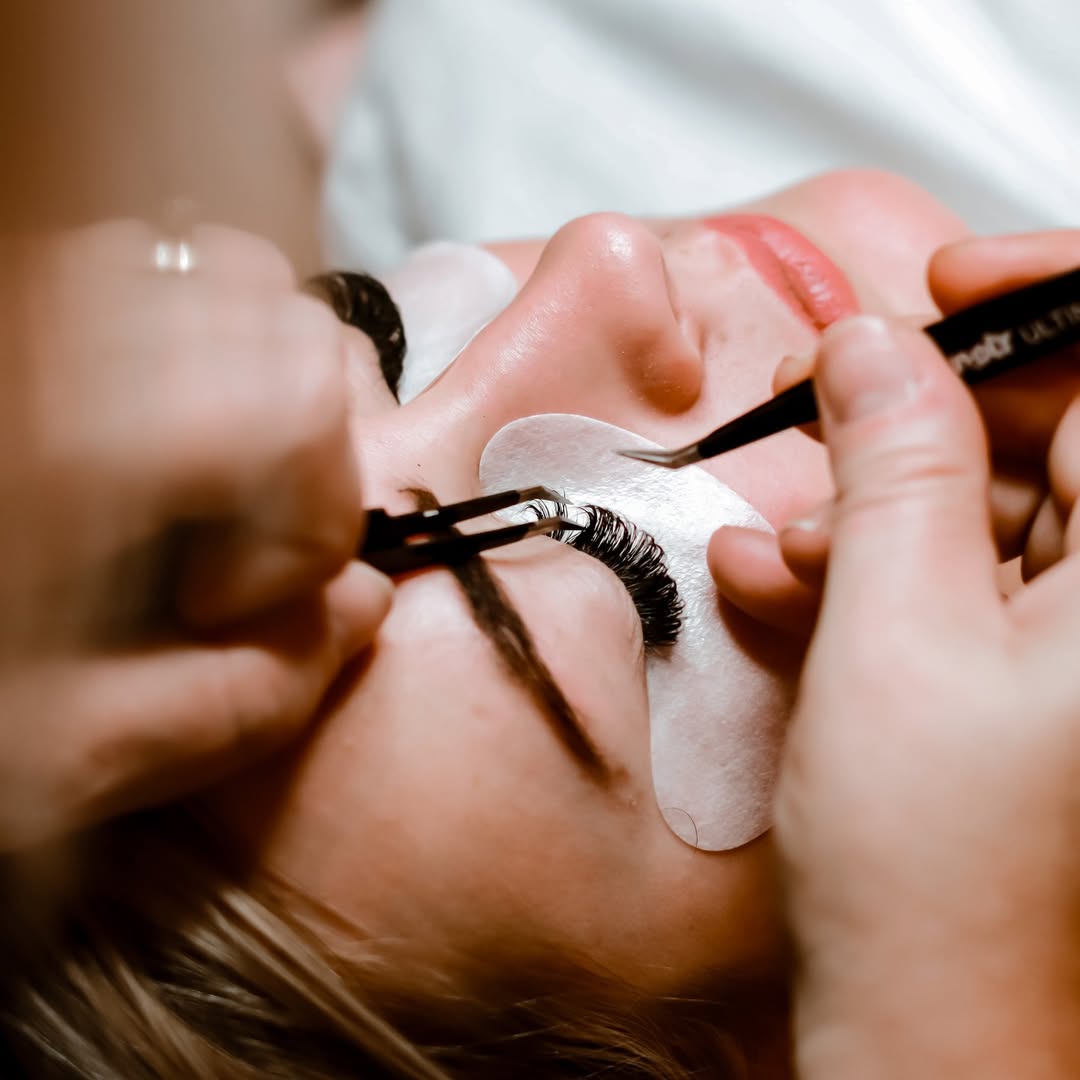 Exclusive Offer- Don't Miss Out on Stunning Lash Extensions at an Unbeatable Price!Full set Clas